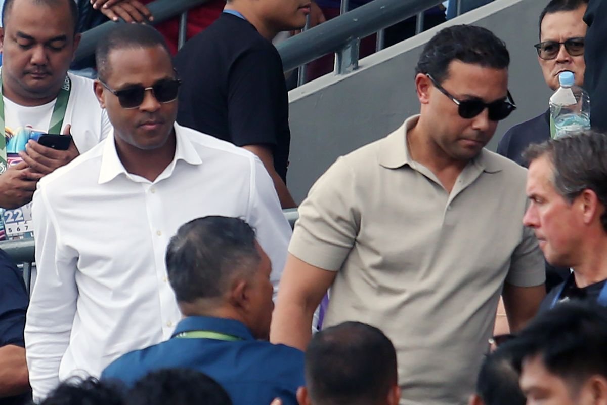 Berikut adalah beberapa alternatif judul untuk "Popovic Tak Lupakan Kenangannya Bertemu Patrick Kluivert":

1. "Memoar Popovic: Pertemuan Tak Terlupakan dengan Patrick Kluivert"
2. "Kenangan Takkan Pudar: Popovic dan Momen Bersama Patrick Kluivert"
3. "Popovic dan Kesan Mendalam Pertemuan dengan Kluivert"
4. "Cahaya Kenangan: Popovic Mengenang Pertemuan dengan Patrick Kluivert"
5. "Mengukir Kenangan: Popovic dan Patrick Kluivert di Ujung Jari"

Semoga salah satu dari alternatif ini sesuai dengan yang Anda butuhkan!