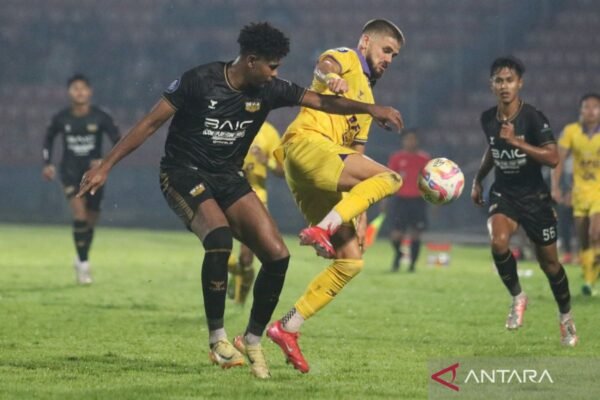 Tentu! Berikut adalah alternatif untuk judul "Pemain Asing Liga 1 yang Dipanggil Negaranya dalam Jeda Internasional":

1. "Panggilan Internasional: Pemain Asing Liga 1 yang Berrepresentasi untuk Negara"
2. "Pemain Asing Liga 1: Siapa yang Dipanggil untuk Timnas di Jeda Internasional?"
3. "Liga 1: Pemain Asing yang Mewakili Negara Mereka Selama Jeda Internasional"
4. "Melihat Pemain Asing Liga 1 yang Bergabung dengan Timnas di Jeda Internasional"
5. "Pemain Asing Liga 1 yang Mendapatkan Kesempatan Memperkuat Timnas Dalam Jeda Internasional"

Silakan pilih atau modifikasi sesuai dengan kebutuhan Anda!