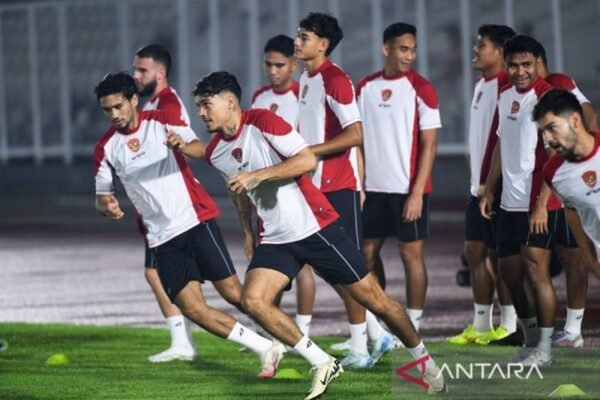 Here are some alternative titles for the article "Jadwal Kualifikasi Piala Dunia: Indonesia Bidik Poin di Australia":

1. "Kualifikasi Piala Dunia: Indonesia Targetkan Poin di Australia"
2. "Indonesia Siap Tarung: Bidik Poin di Kualifikasi Piala Dunia Melawan Australia"
3. "Pertandingan Kualifikasi Piala Dunia: Indonesia Melawan Australia dengan Harapan Poin"
4. "Indonesia vs Australia: Tantangan Kualifikasi Piala Dunia dalam Mengejar Poin"
5. "Jelang Kualifikasi Piala Dunia: Indonesia Berusaha Meraih Poin di Markas Australia"
6. "Misi Poin di Australia: Kualifikasi Piala Dunia untuk Timnas Indonesia"
7. "Kualifikasi Piala Dunia: Indonesia Berupaya Menggenggam Poin di Australia"
8. "Peluang Besar: Indonesia Targetkan Poin dari Australia di Kualifikasi Piala Dunia"

Feel free to select any of these or modify them further as needed!