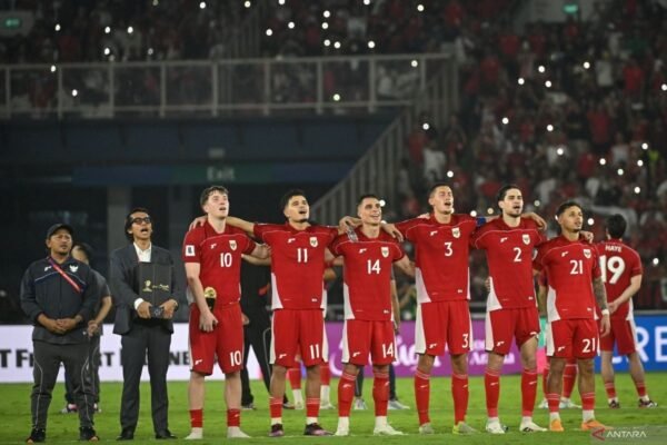 Berikut adalah beberapa alternatif judul untuk "Terpopuler, PSSI panggil 32 pemain dan kunjungan Prabowo ke Thailand":

1. "Sorotan Terpopuler: PSSI Panggil 32 Pemain dan Kunjungan Prabowo ke Thailand"
2. "Berita Terhangat: Pemanggilan 32 Pemain oleh PSSI dan Perjalanan Prabowo ke Thailand"
3. "Fokus Terpopuler: PSSI Umumkan 32 Pemain dan Kunjungan Resmi Prabowo ke Thailand"
4. "Highlight Terpopuler: PSSI Memilih 32 Pemain, Sementara Prabowo Berkunjung ke Thailand"
5. "Laporan Terpopuler: 32 Pemain Dipanggil oleh PSSI, Prabowo Kunjungi Thailand"

Silakan pilih atau modifikasi sesuai kebutuhan Anda!