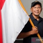 Here are some alternate title suggestions for "Rahmad Darmawan Latih Liga Indonesia All Star":

1. "Rahmad Darmawan Takes the Helm of Liga Indonesia All Star"
2. "Coaching the Stars: Rahmad Darmawan Leads Liga Indonesia All Star"
3. "New Era: Rahmad Darmawan at the Helm of Liga Indonesia All Star"
4. "Rahmad Darmawan: Steering the Liga Indonesia All Star Team"
5. "Liga Indonesia All Star Under the Guidance of Rahmad Darmawan"
6. "Rahmad Darmawan's Leadership Role in Liga Indonesia All Star"
7. "A Star Coach: Rahmad Darmawan Guides Liga Indonesia All Star"
8. "Rahmad Darmawan's Vision for Liga Indonesia All Star Team"
9. "From Coach to Captain: Rahmad Darmawan's Role in Liga Indonesia All Star"
10. "Crowning Leadership: Rahmad Darmawan’s Journey with Liga Indonesia All Star"

Feel free to modify them to better fit your needs!