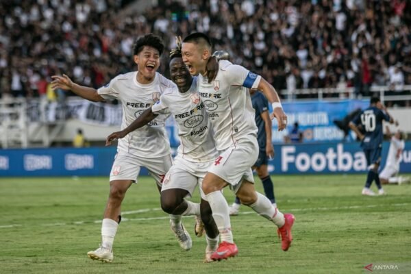 Berikut adalah beberapa alternatif judul yang bisa digunakan:

1. "Persis Solo Mengambil Hikmah dari Pertandingan Melawan PSIM Yogyakarta"
2. "Belajar dari Pertandingan: Persis Solo dan Pelajaran Berharga dari PSIM Yogyakarta"
3. "Pengalaman Berharga: Persis Solo Usai Duel dengan PSIM Yogyakarta"
4. "Persis Solo: Refleksi Positif Setelah Pertandingan Kontra PSIM Yogyakarta"
5. "Kisah Inspiratif Persis Solo: Pelajaran Setelah Pertarungan Melawan PSIM Yogyakarta"

Silakan pilih yang paling sesuai dengan konteks artikel atau laporan yang Anda buat!