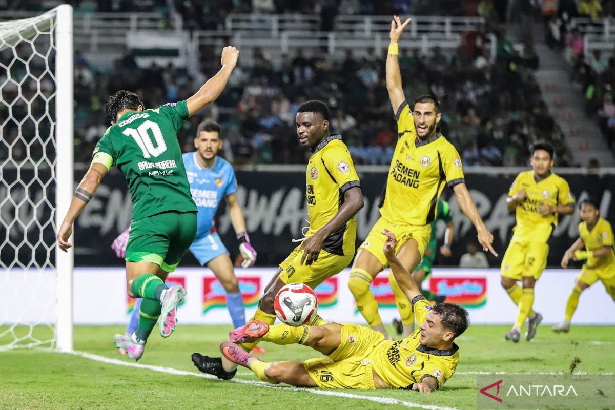 Pelatih Semen Padang Mengakui Persebaya Lebih Efisien Dalam Permainan