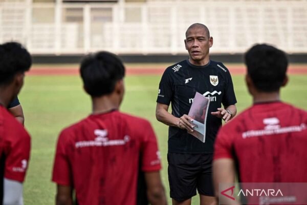 Berikut adalah beberapa alternatif judul yang bisa digunakan untuk artikel tentang Nova yang minta pemainnya introspeksi sebelum berlaga di Piala Dunia U-17:

"Nova Minta Pemain Lakukan Introspeksi Sebelum Piala Dunia U-17"
"Persiapan Matang: Introspeksi Ditekankan Nova Sebelum Piala Dunia U-17"
"Sebelum Berjuang di Piala Dunia U-17, Nova Ajak Pemain untuk Introspeksi"
"Melangkah ke Piala Dunia U-17: Nova Ingatkan Pemain untuk Introspeksi Diri"
"Introspeksi Sebagai Kunci: Nova Persiapkan Tim Jelang Piala Dunia U-17"

Semoga salah satu judul ini sesuai dengan yang Anda cari!